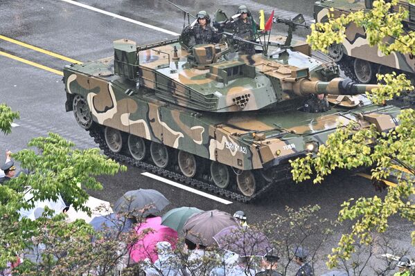 軍事パレードに登場した韓国軍の主力戦車「K1A2」（韓国・ソウル、26日） - Sputnik 日本