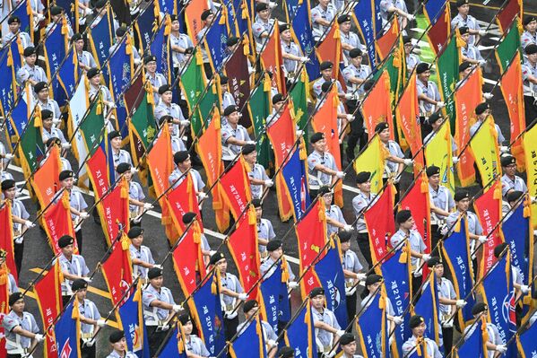 韓国軍創設75年を記念する軍事パレードに参加する学生軍事教育団の団員ら（韓国・ソウル、26日） - Sputnik 日本