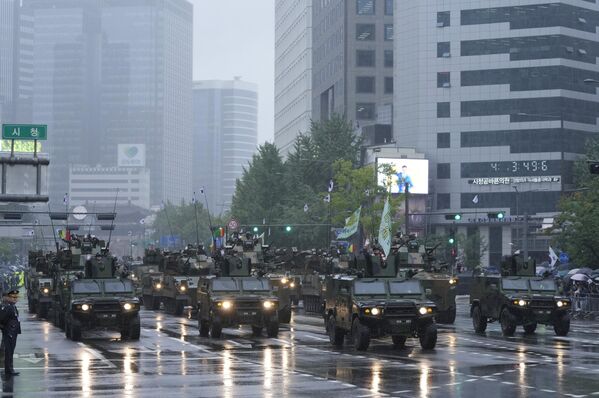 軍事パレードに登場した韓国軍の装甲車（韓国・ソウル、26日） - Sputnik 日本