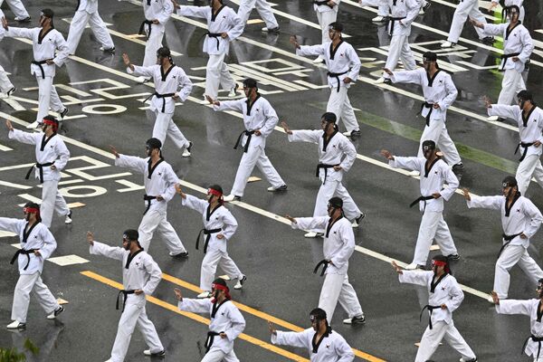 軍事パレード前に準備運動をする海兵隊員ら（韓国・ソウル、26日） - Sputnik 日本