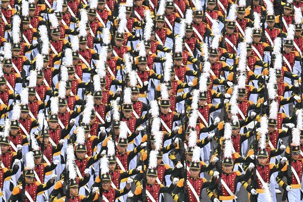 韓国軍創設75年を記念する軍事パレードで行進する陸軍士官学校の生徒ら（韓国・ソウル、26日） - Sputnik 日本