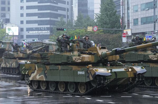 軍事パレードに登場した韓国軍の装甲車（韓国・ソウル、26日） - Sputnik 日本