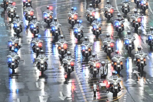 韓国軍創設75年を記念する軍事パレードでバイクで走行する軍事警察（韓国・ソウル、26日） - Sputnik 日本