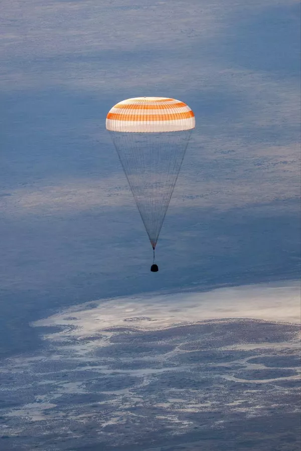 地上へ着陸する宇宙船「ソユーズMS-23」(カザフスタン・ジェスカスガン近郊、27日) 地上へ着陸する宇宙船「ソユーズMS-23」(カザフスタン・ジェスカスガン近郊、27日) - Sputnik 日本