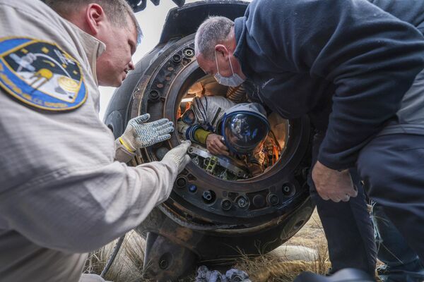 宇宙船「ソユーズMS-23」から脱出するNASAのフランク・ルビオ宇宙飛行士に手を貸す救助隊員（カザフスタン・ジェスカスガン近郊、27日） - Sputnik 日本