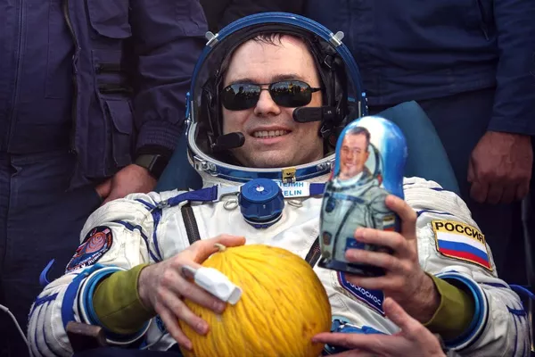 地上へ降り立ったロスコスモスのドミトリー・ペテリン飛行士(カザフスタン・ジェスカスガン近郊、27日) 地上へ降り立ったロスコスモスのドミトリー・ペテリン飛行士(カザフスタン・ジェスカスガン近郊、27日) - Sputnik 日本