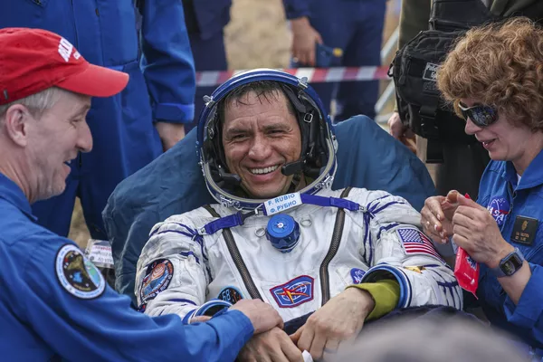 地上へ降り立ったNASAのフランク・ルビオ宇宙飛行士(カザフスタン・ジェスカスガン近郊、27日) 地上へ降り立ったNASAのフランク・ルビオ宇宙飛行士(カザフスタン・ジェスカスガン近郊、27日) - Sputnik 日本