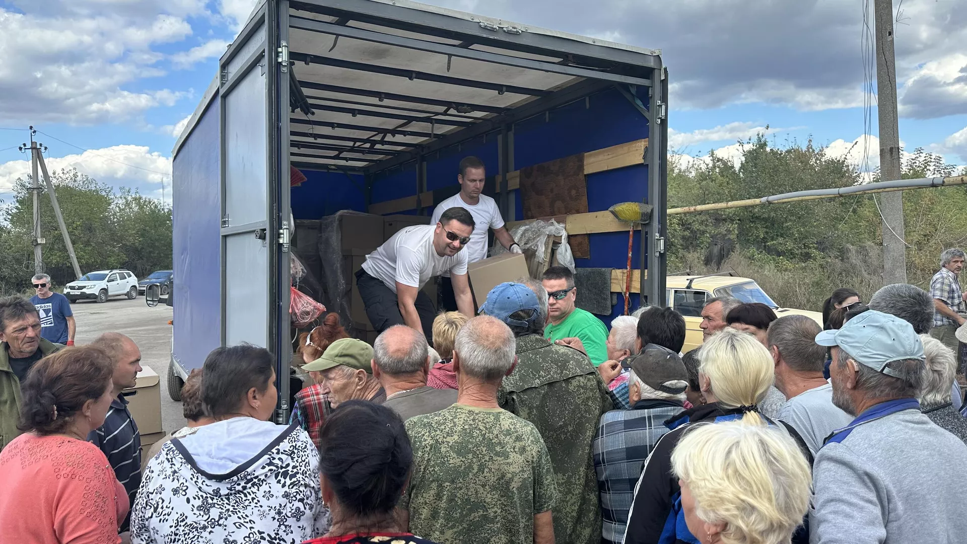 解放されたルガンスクの村を支援するロシアのボランティアたち