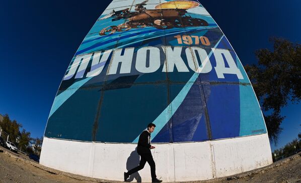住宅の外壁に描かれたソ連の無人月面探査車「ルノホート1号」の絵（カザフスタン・バイコヌール、21日） - Sputnik 日本