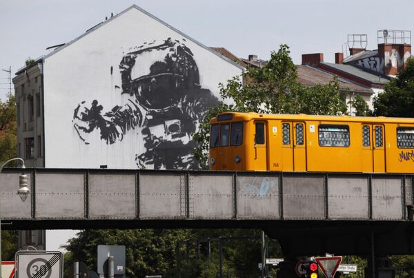 住宅の外壁に描かれた宇宙飛行士のストリートアート（ドイツ・ベルリン、2010年） - Sputnik 日本