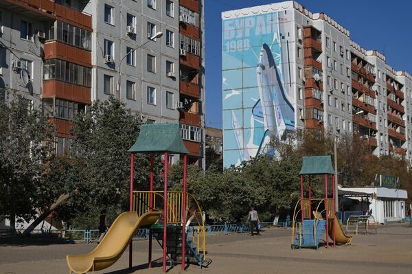 住宅の外壁に描かれたソ連の宇宙船「ブラン」の絵（カザフスタン・バイコヌール、2022年） - Sputnik 日本