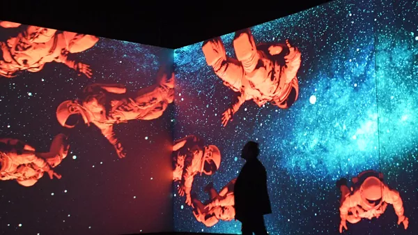 宇宙を題材にした展示会「Kosmos.Love」の来場者（ロシア・モスクワ、2016年） - Sputnik 日本