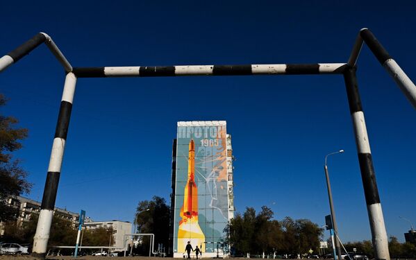 住宅の外壁に描かれたソ連の打ち上げ用ロケット「プロトン」（カザフスタン・バイコヌール、2021年） - Sputnik 日本