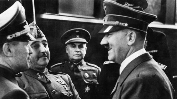 フランスとスペインの国境にあるアンダイ駅で、スペインのフランシスコ・フランコ軍人（大元帥）と握手するナチス・ドイツのアドルフ・ヒトラー首相（右）。 1940年10月23日 - Sputnik 日本
