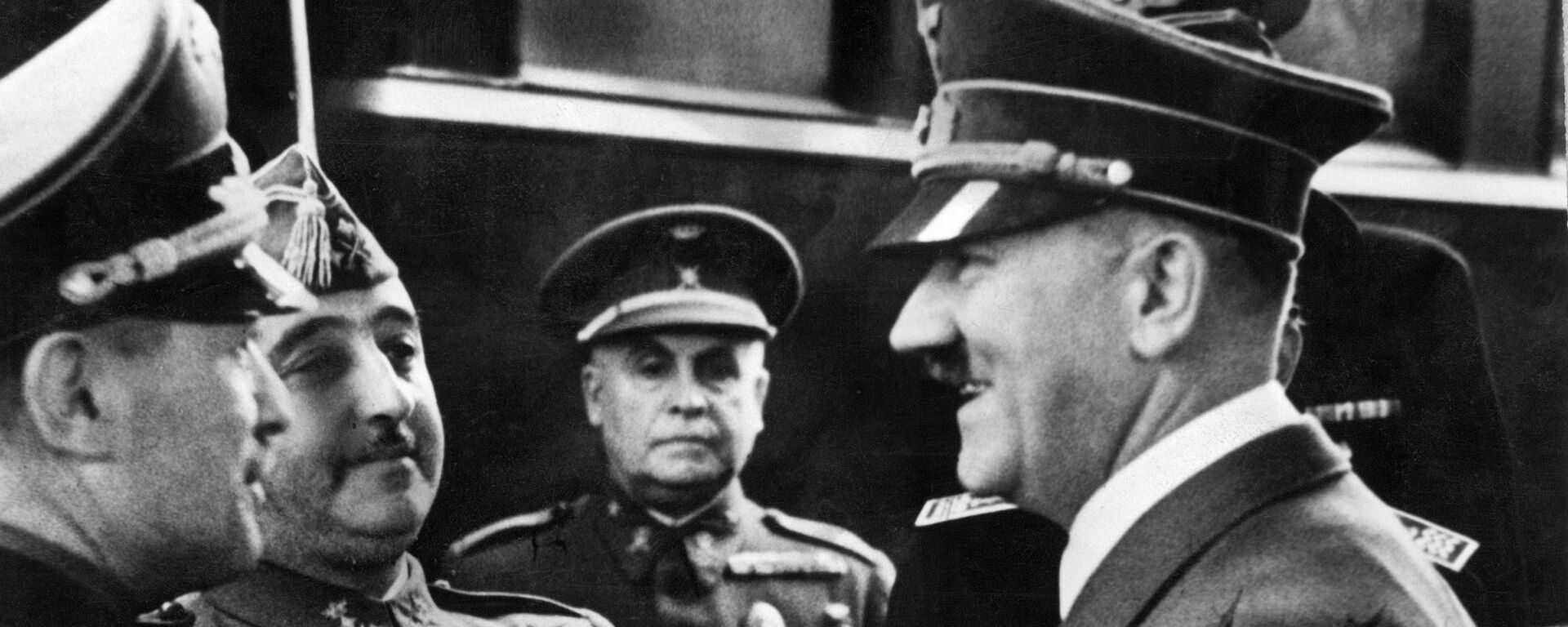 フランスとスペインの国境にあるアンダイ駅で、スペインのフランシスコ・フランコ軍人（大元帥）と握手するナチス・ドイツのアドルフ・ヒトラー首相（右）。 1940年10月23日 - Sputnik 日本, 1920, 07.10.2023