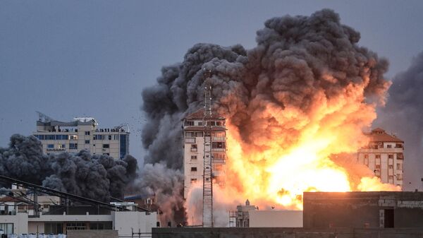 Взрыв и пожар в Газе в результате ответных ударов Израиля по Палестине 7 октября 2023 года  - Sputnik 日本