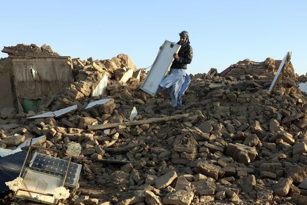 西部ヘラート州・ジンダヤン地区で瓦礫を片付ける男性（8日） - Sputnik 日本