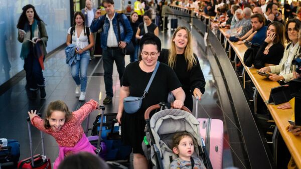 テルアビブから退避便でオーストリアのウィーン国際空港に到着する乗客たち（12日） - Sputnik 日本