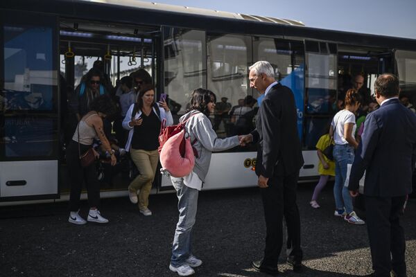 イスラエルから退避し、ポルトガルのリスボン空港に到着した人々（11日） - Sputnik 日本