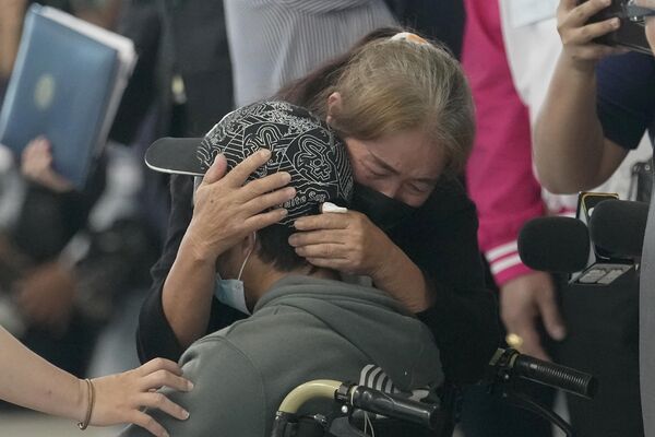 イスラエルから退避し、スワンナプーム国際空港に到着した男性を抱きとめる親族（12日） - Sputnik 日本
