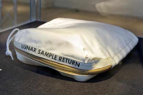 ニール・アームストロング宇宙飛行士が初の月面着陸で月の土壌を地球に持ち帰ったバッグ - Sputnik 日本