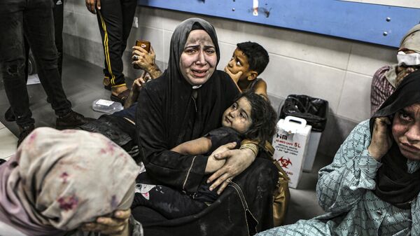ガザ病院爆撃の現場から避難した人々 - Sputnik 日本