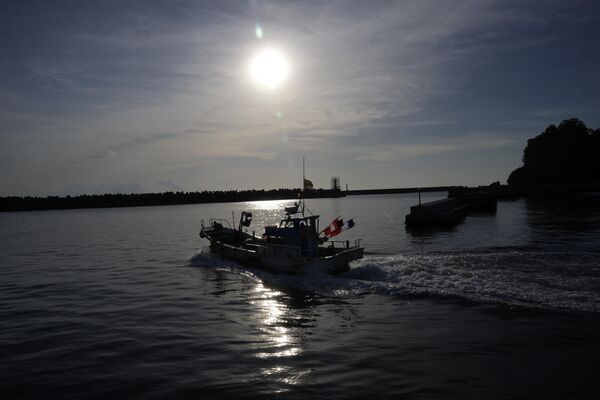 朝セリのため漁獲物を降ろし、久之浜港を出港する漁船（福島県いわき市、19日） - Sputnik 日本
