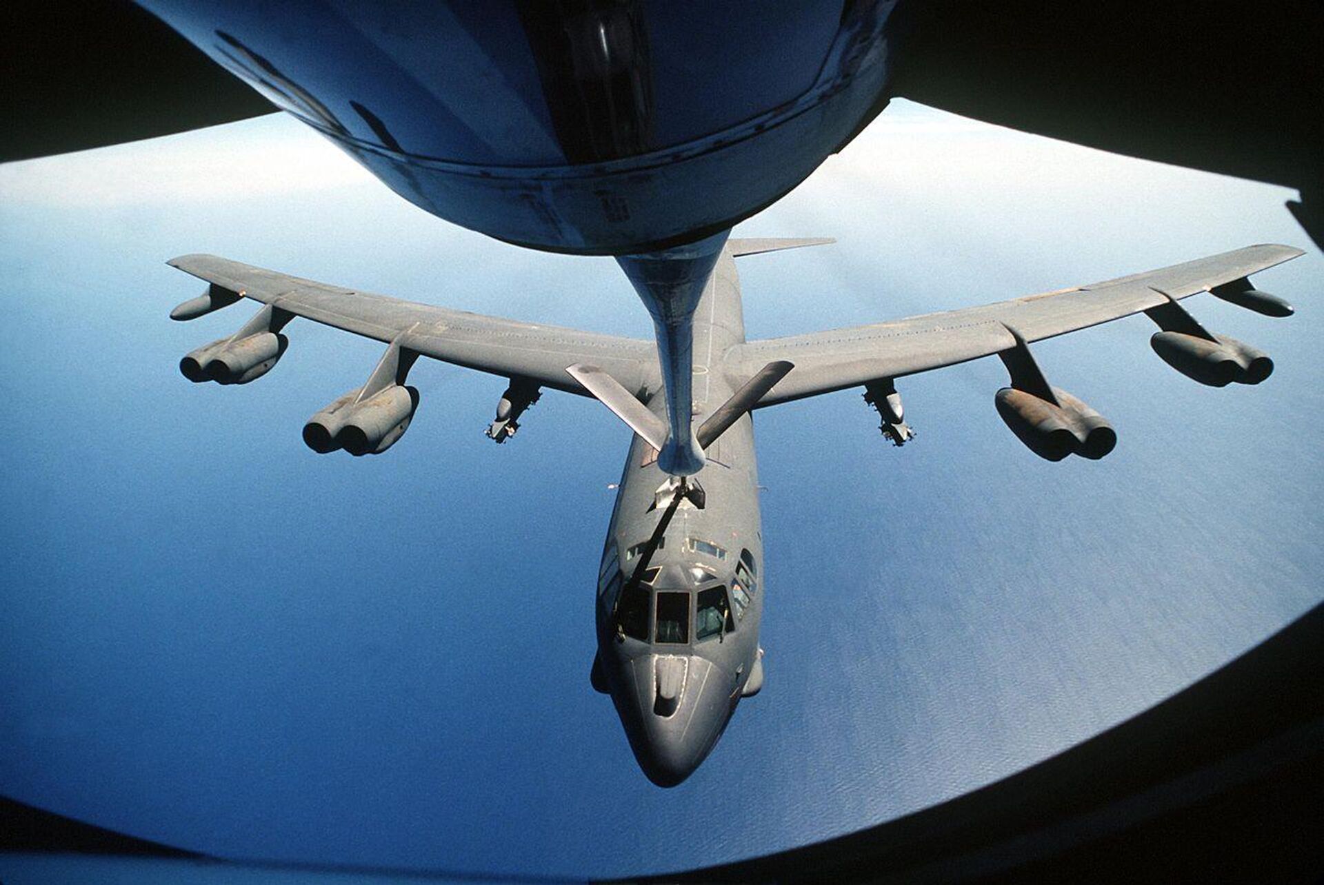 Cтратотанкера KC-135 заправляет самолет B-52 Stratofortress во время воздушных операций в рамках операции Буря в пустыне в феврале 1991 года - Sputnik 日本, 1920, 20.10.2023