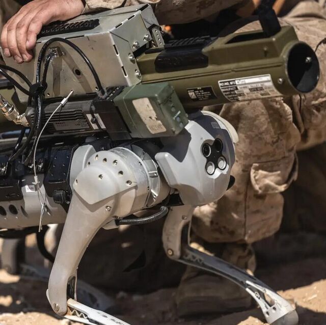 SOLIDOロケットランチャー軍用トラック201 米国で、軍によりロケットランチャーを搭載したロボット・ペットの試験