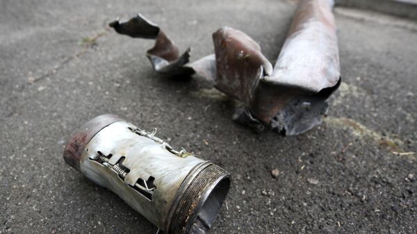 ドネツク市内の路上に散乱する砲弾の破片【アーカイブ写真、2023年9月1日撮影】 - Sputnik 日本