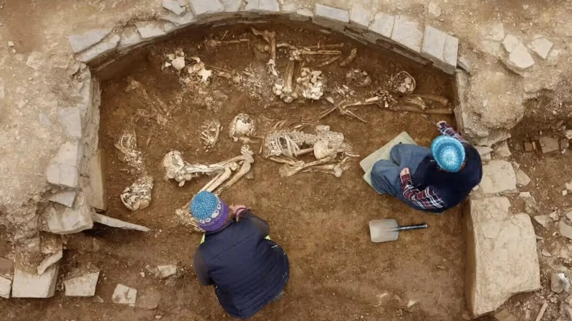 スコットランドで巨大な古代の墓が見つかる