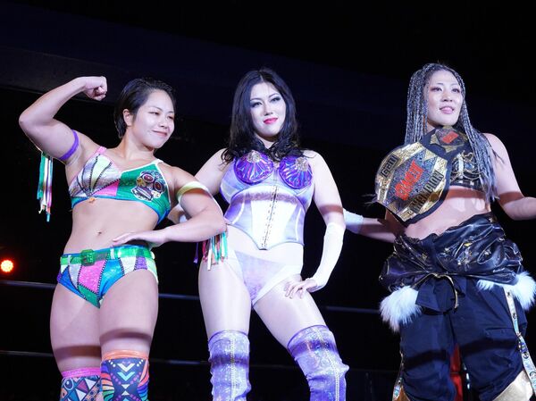 左から小林香萌、夏すみれ、山下りな 左から小林香萌、夏すみれ、山下りな - Sputnik 日本