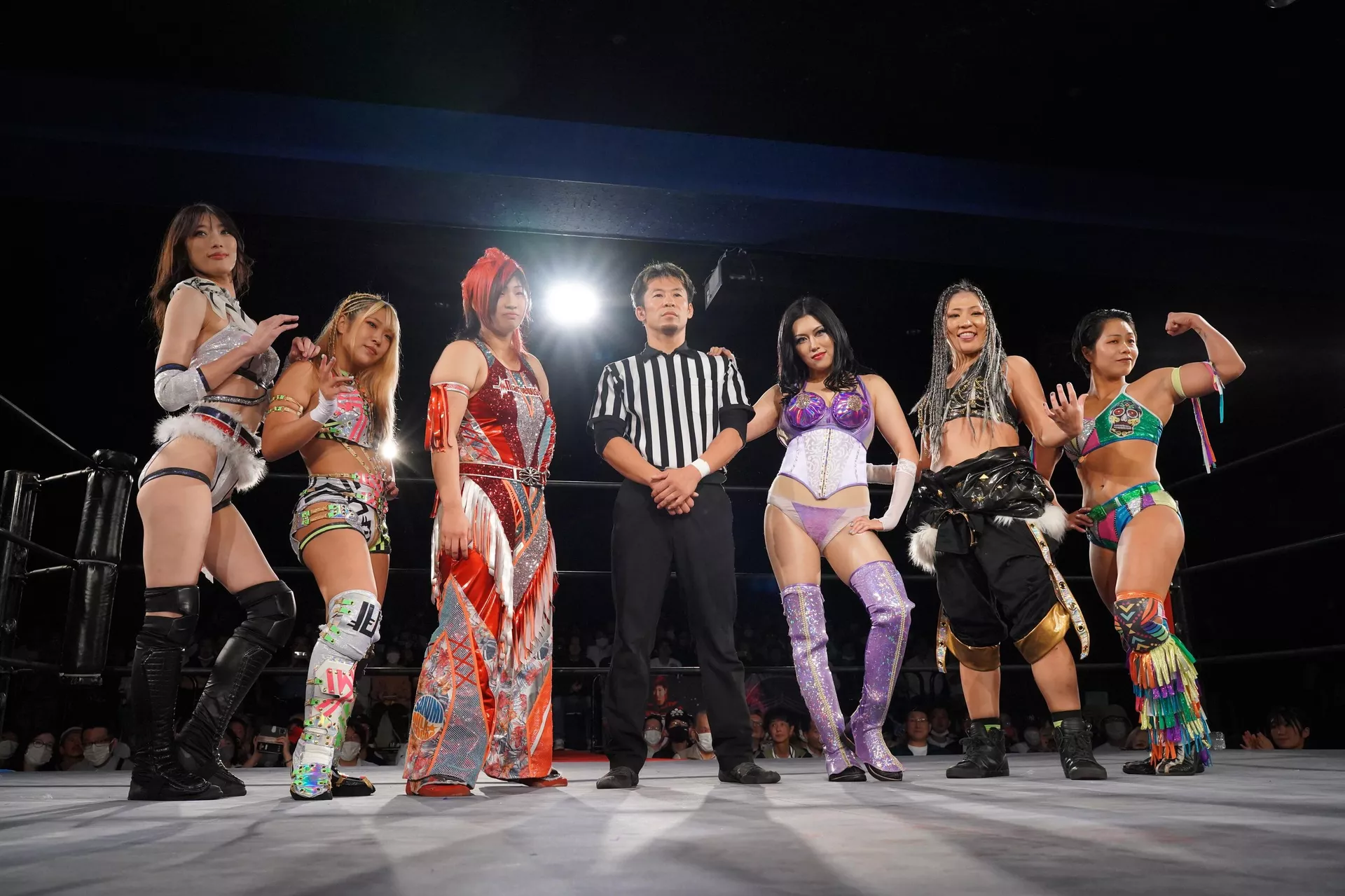 左から赤井沙希、AZM、彩羽匠、夏すみれ、山下りな、小林香萌 左から赤井沙希、AZM、彩羽匠、夏すみれ、山下りな、小林香萌 - Sputnik 日本