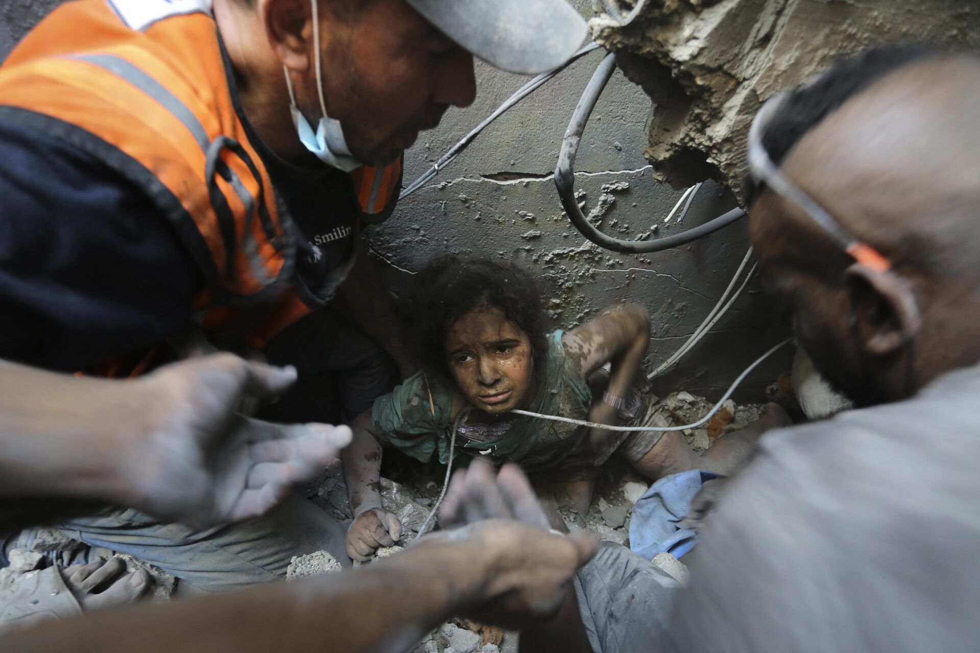 Палестинцы пытаются вытащить девочку из-под обломков здания, разрушенного в результате израильских авиаударов, в лагере беженцев Джабалия, север сектора Газа - Sputnik 日本, 1920, 02.11.2023