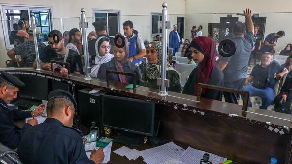 ガザ地区からエジプトに退避するため、ラファ検問所で出域審査を受ける人々 - Sputnik 日本
