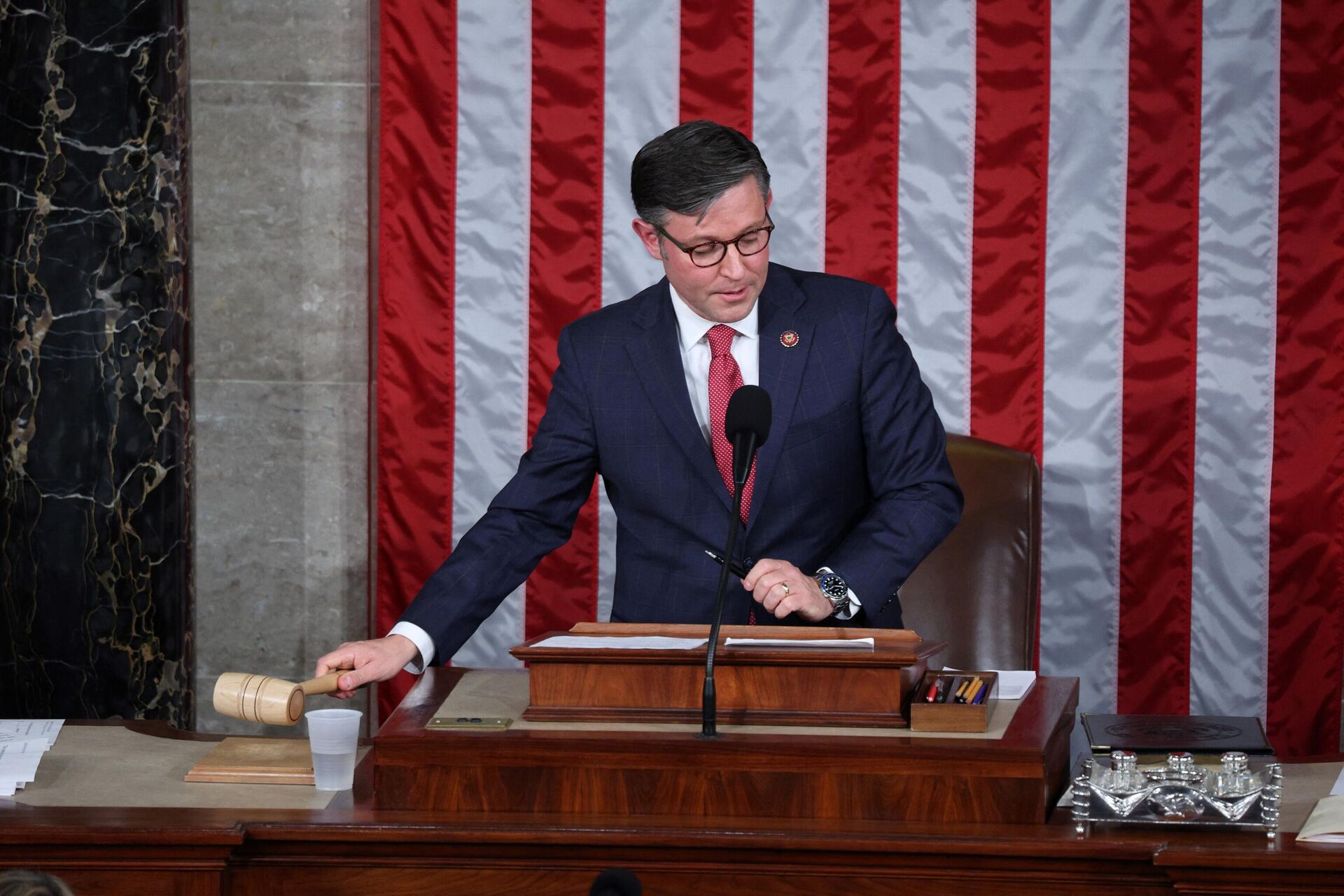 Newly elected US House Speaker Mike Johnson reaches for the gavel at the US Capitol in Washington, DC, on October 25, 2023.  - Sputnik 日本, 1920, 03.11.2023