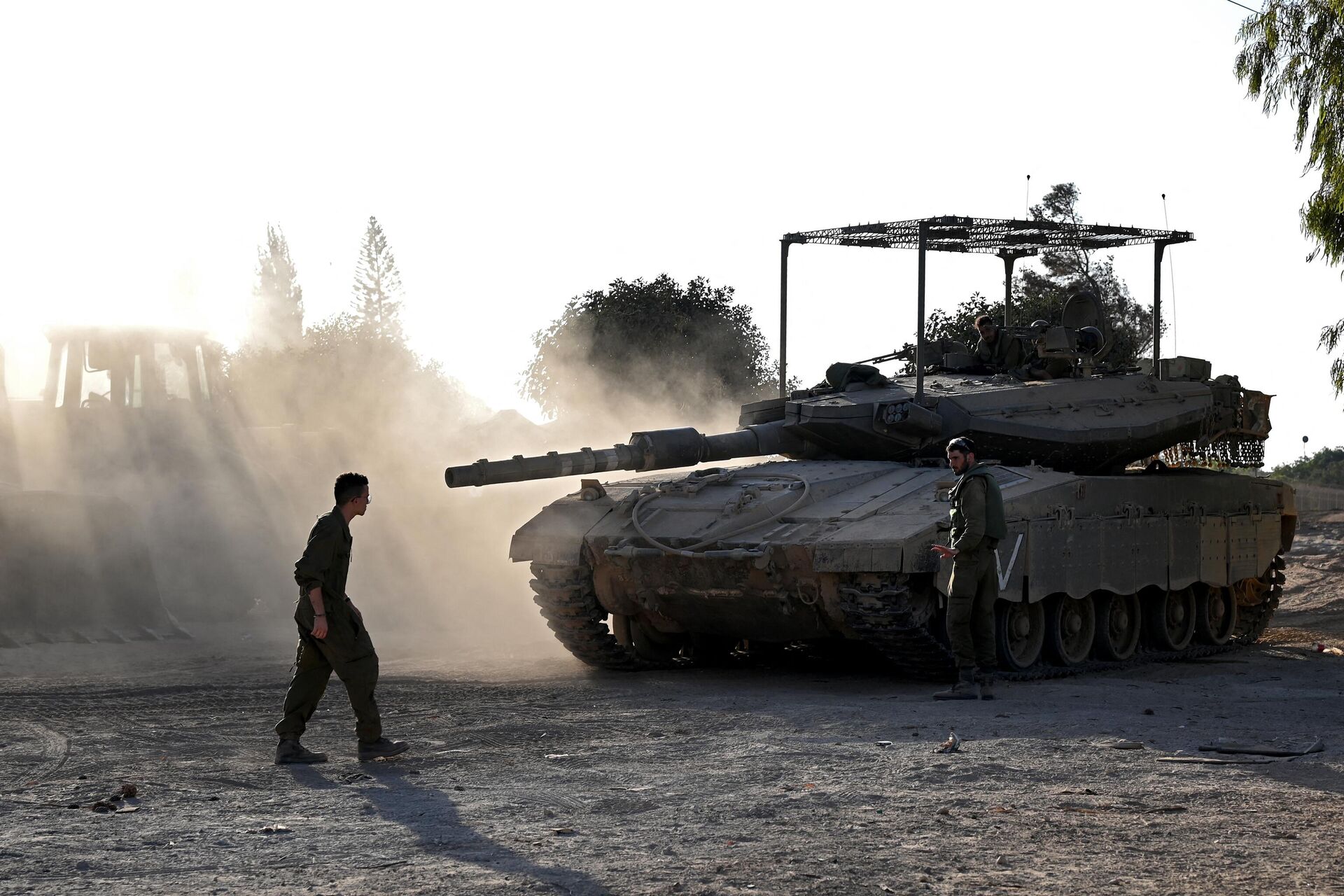 Israeli tanks and bulldozers are deployed along the Israel-Gaza border, amid the ongoing battles between Israel and the Palestinian group Hamas on November 4, 2023. - Sputnik 日本, 1920, 09.11.2023