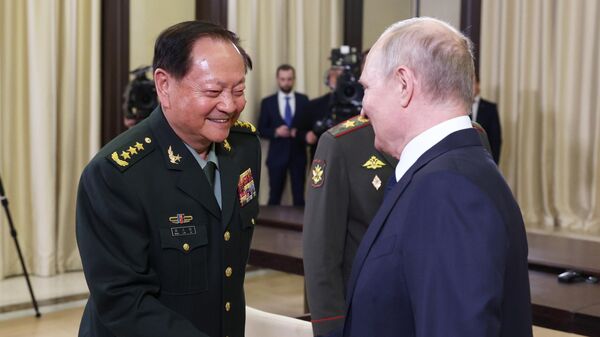 中国中央軍事委員会の張副主席と握手するプーチン大統領 - Sputnik 日本