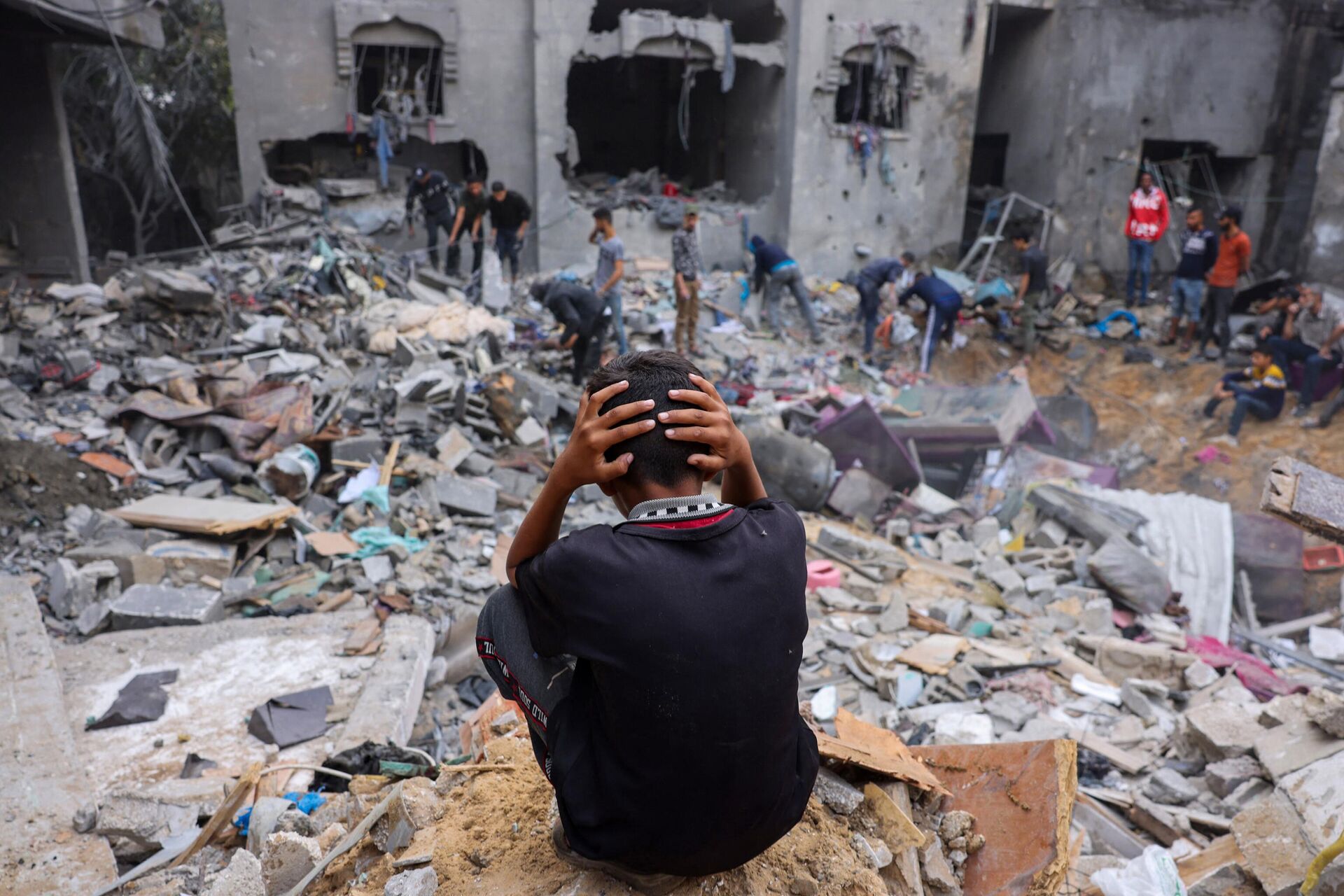 A child reacts as people salvage belongings amid the rubble of a damaged building following strikes on Rafah in the southern Gaza Strip. - Sputnik 日本, 1920, 14.11.2023