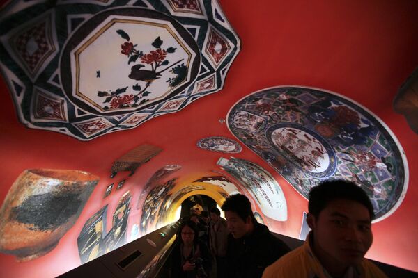 2010年中国・上海万博の日本館。エスカレーターに伝統工芸品が描かれた - Sputnik 日本