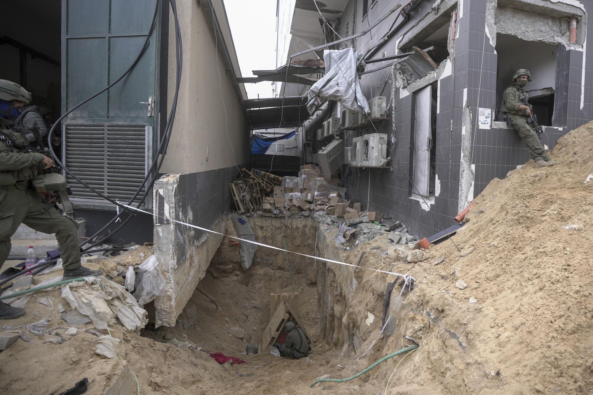 ガザ市アル・シファ病院の地下で発見された地下トンネルをマスメディアに見せるイスラエル軍兵士 - Sputnik 日本, 1920, 05.12.2023