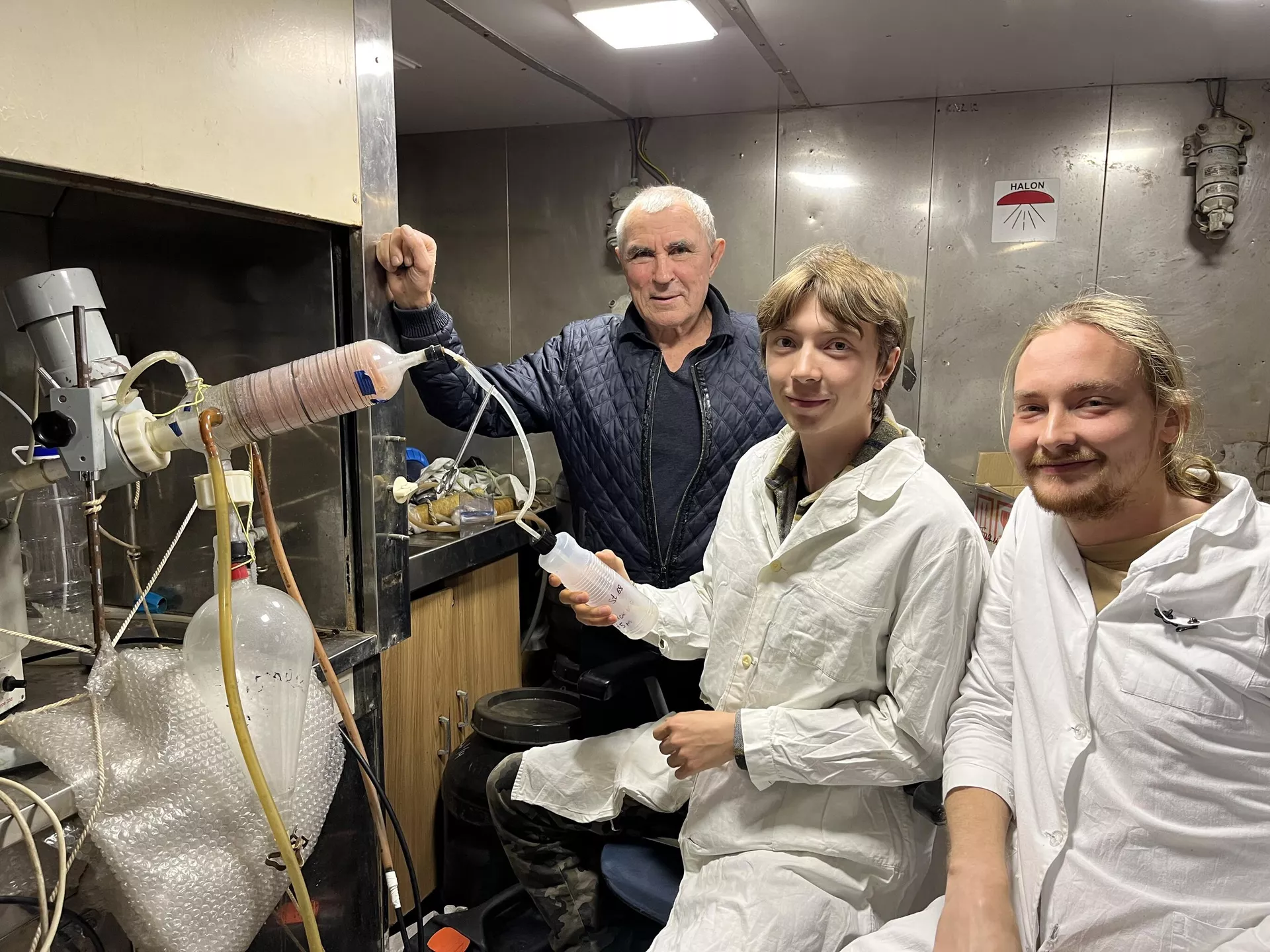トリチウムの含有分析用の海水サンプルの前処理。ロシア科学アカデミー極東支部、太平洋海洋学研究所、核海洋学実験室のゴリャチェフ副室長（左）と院生のソコロフ、カリュジヌィ両氏。 - Sputnik 日本, 1920, 28.11.2023