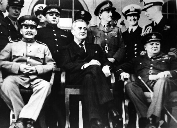 テヘラン会議に集まった3カ国の指導者。（左からソ連のスターリン書記長、米国のルーズベルト大統領、英国のチャーチル首相）（1943年11月28日） - Sputnik 日本