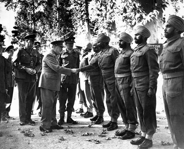 イランのテヘランでインド人衛兵と握手を交わす英国のチャーチル首相（1943年11月28日） - Sputnik 日本