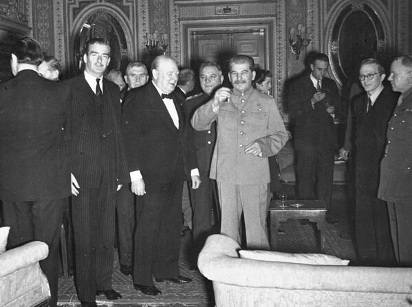 英国のチャーチル首相の69歳の誕生日を祝い、乾杯するアンソニー・イーデン外相（左）とソ連のスターリン書記長（1943年11月30日） - Sputnik 日本