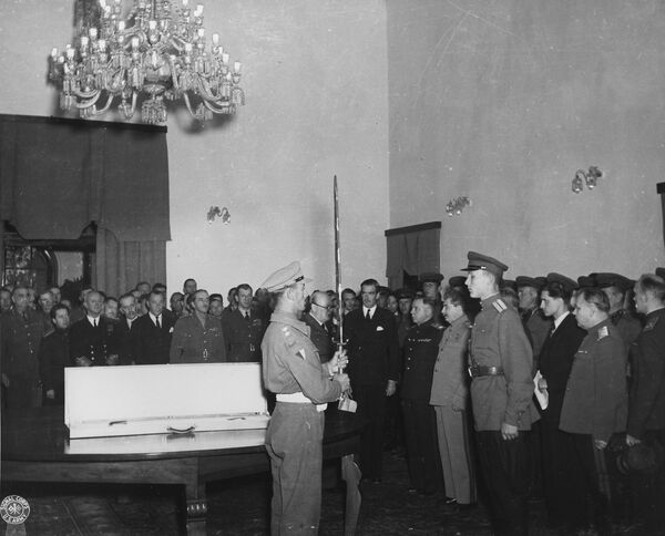 テヘランのロシア大使館で英国国王ジョージ6世よりソ連のスターリン書記長に贈呈された「スターリングラードの剣」 - Sputnik 日本