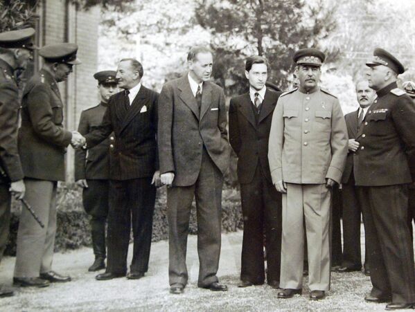 （左3番目から）ソ連大使館の外に立つ、米国のマーシャル参謀総長、通訳のホプキンス氏、ソ連のスターリン書記長、モロトフ外相、ヴォロシーロフ元帥 - Sputnik 日本