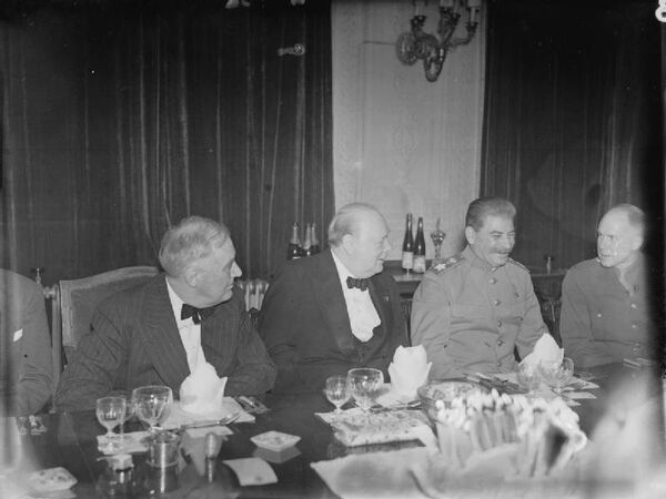 （左から）晩餐会で同席する米国のルーズベルト大統領、英国のチャーチル首相、ソ連のスターリン書記長（1943年11月30日） - Sputnik 日本