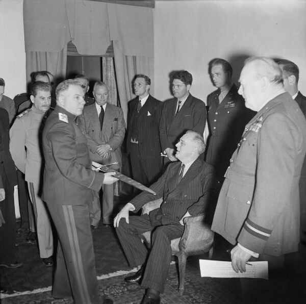 ソ連公使館の会議室で「スターリングラードの剣」を米国のルーズベルト大統領に披露するソ連のヴォロシーロフ元帥 - Sputnik 日本