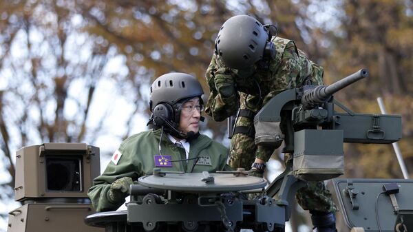 陸上自衛隊の戦車に乗車する岸田首相 - Sputnik 日本